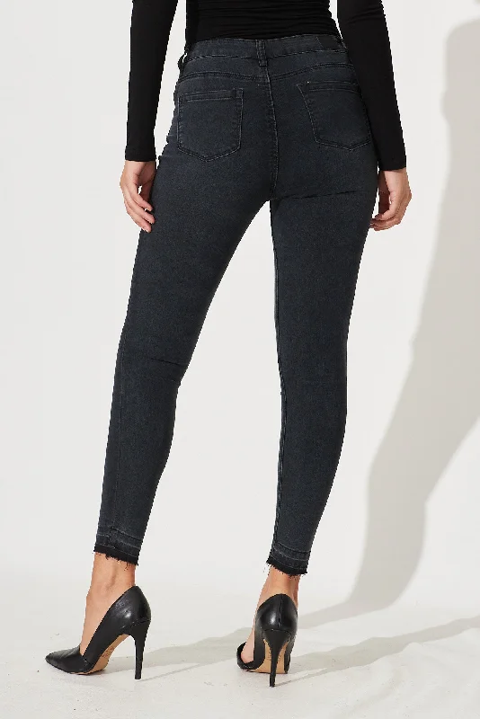 Nicola Mid Rise Jeans In Black Denim